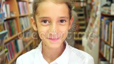 一幅8-12岁女孩站在<strong>图书馆</strong>的肖像。 背景中<strong>书架</strong>的<strong>书架</strong>。 4k，慢
